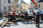 A Szentháromság-szoborra dőlt egy emelőkosaras jármű Veszprémben
