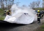 Gépjárműtűz oltása víz nélkül – tűzoltó oltótakaróval