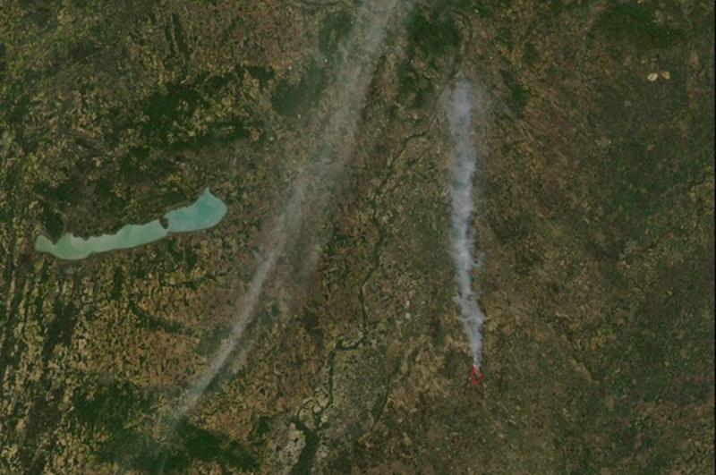 Title: A 2012-es bugaci erdőtűz füstfáklyája műholdképen - Description: NASA Aqua/MODIS műholdkép 2012. április 29-én 13 óra 40 perckor; a bugaci erdőtűz füstfáklyája Budapest pesti oldaláig terjed.