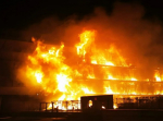 Tűzvihar egy lakóházban – a tömbház erkélyén törtek fel a lángok
