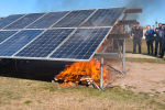 Égtek a napelemek – tűzoltási kísérlet vágatlan videója
