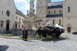 A Szentháromság-szoborra dőlt egy emelőkosaras jármű Veszprémben